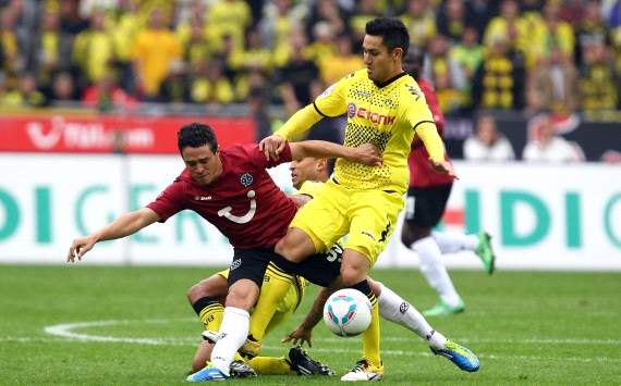 Gündogan behauptet gegen Schmiedebach den Ball