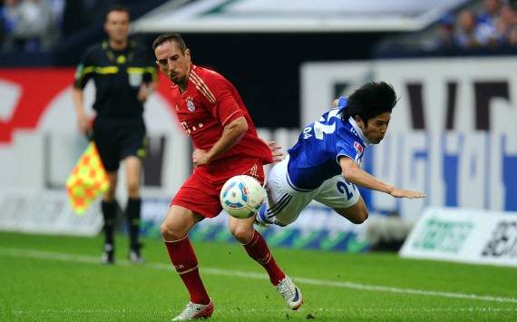 Münchens Ribery lässt Schalkes Uchida fliegen