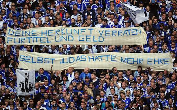 Bundesliga: FC Schalke 04 - FC Bayern München, Schalke-Fans angry towards Manuel Neuer