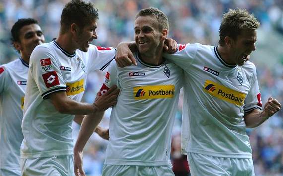 Borussia Mönchengladbach feiert Elfmeterschütze Filip Daems