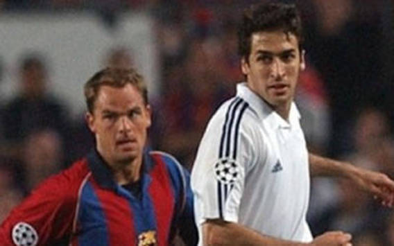 Superclasico: De Boer and Raul in Barcelona-Madrid 2002 (AFP)