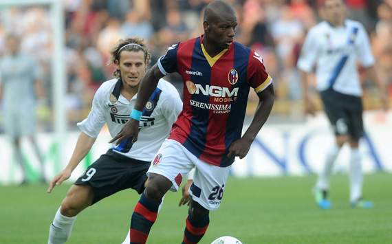 Gaby Mudingayi and Diego Forlan - Bologna-Inter (Getty Images)