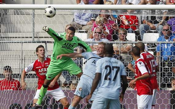 AZ Alkmaar - Feyenoord, Esteban Alvarado bokst weg