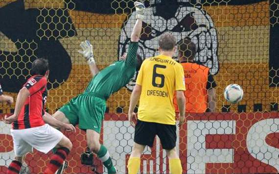 Theofanis Gekas trifft gegen Dynamo Dresden