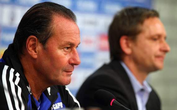 Huub Stevens und Horst Heldt bei der Pressekonferenz auf Schalke