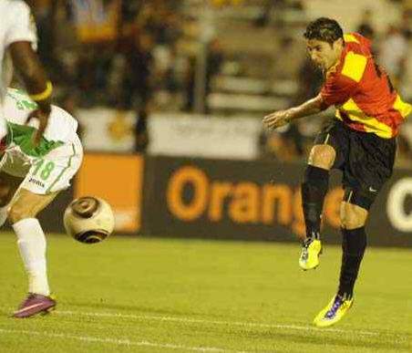 مجدي تراوري لاعب الترجي يسجل في شباك مولودية الجزائر - دوري أبطال أفريقيا 2011