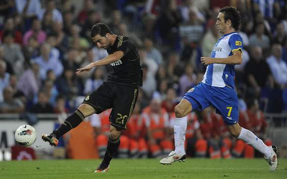 Gonzalo Higuaín anota durante el Espanyol-Real Madrid disputado en Cornellá-El Prat por la Liga BBVA