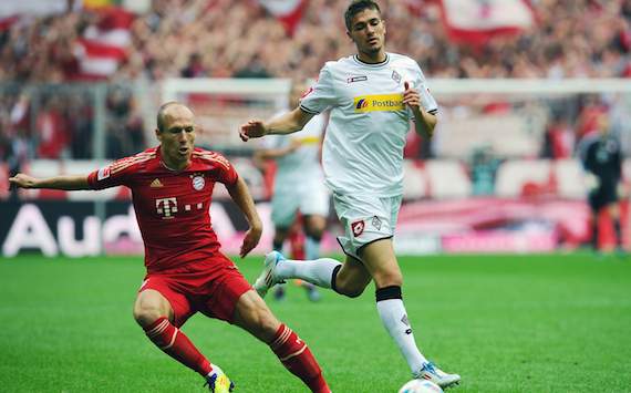 Roman Neustädter bedrängt Bayerns Arjen Robben