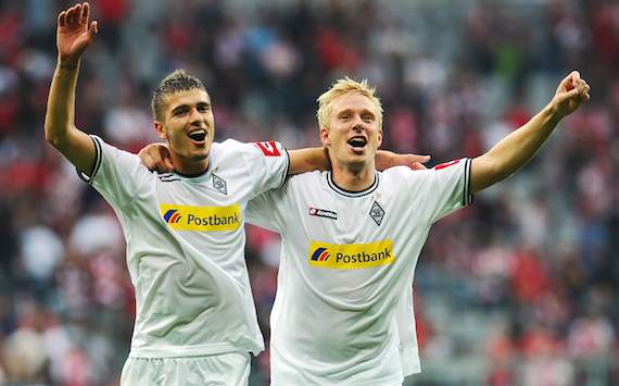 Roman Neustädter und Mike Hanke bejubeln den Auswärtssieg bei den Bayern
