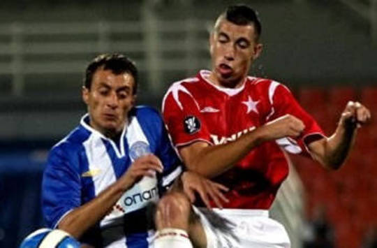 Nicola Mijailovic (derecha) con el Wisla Cracovia (AFP)