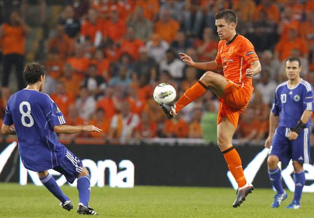 AC Milan join race for Strootman - report