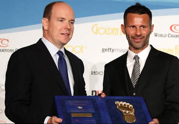 Manchester United's Ryan Giggs wins Golden Foot 2011 award