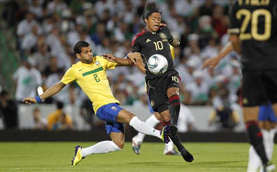 Daniel Alves - Brasil x México ( Foto: Rafael Ribeiro)