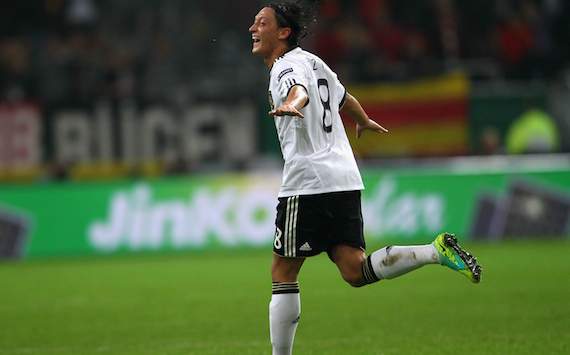 Mesut Özil feiert seinen Führungstreffer gegen Belgien