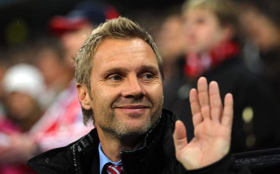Thorsten Fink grüßt die Fans des Hamburger SV