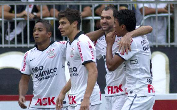 J. Henrique, Alex, Danilo e Paulinho - Corinthians X Vasco (Nikefutebol Flickr)