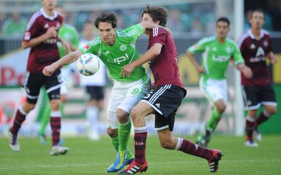Wolfsburgs Lakic im Zweikampf mit Nürnbergs Klose