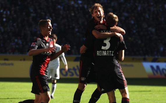 Die Leverkusener feiern Stefan Reinartz