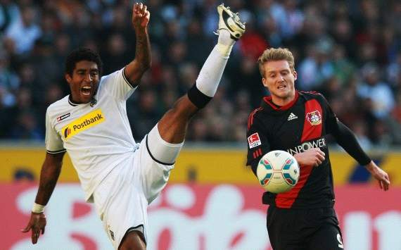 Dante schlägt gegen Schürrle am Ball vorbei