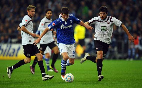 Klaas Jan Huntelaar im Duell mit Oliver Kirch