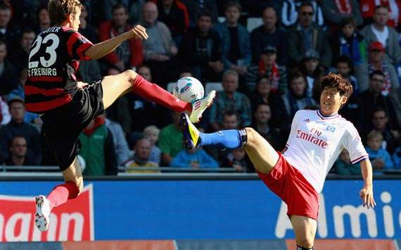 Freiburgs Julian Schuster gegen Hamburgs Heung Min Son