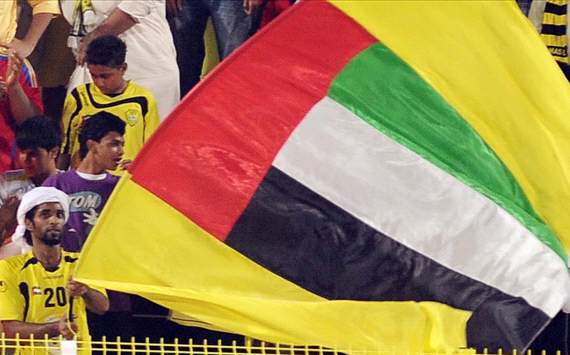 جماهير نادي الوصل الإماراتي - علم الإمارات مع علم الوصل