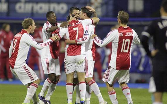 Dinamo Zagreb - Ajax: Ajax-players cheering
