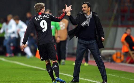 Schürrle feiert mit Trainer Dutt