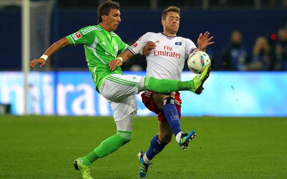 Mandzukic behauptet den Ball gegen Rajkovic