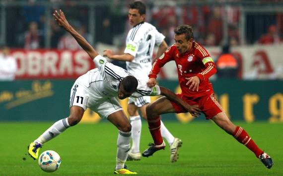 Ingolstadts Quaner behauptet den Ball gegen Münchens Rafinha