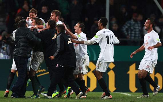 Der FSV Mainz 05 feiert den Sieg bei Hannover 96