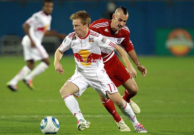 Dax McCarty signs extension with New York Red Bulls