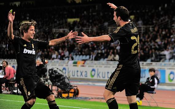 Gonzalo Higuain y Fabio Coentrao celebran en el Real Sociedad-Real Madrid de Liga BBVA