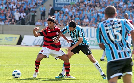 Ronaldinho e Saimon - Gremio x Flamengo (Itamar Aguiar/VIPCOMM)