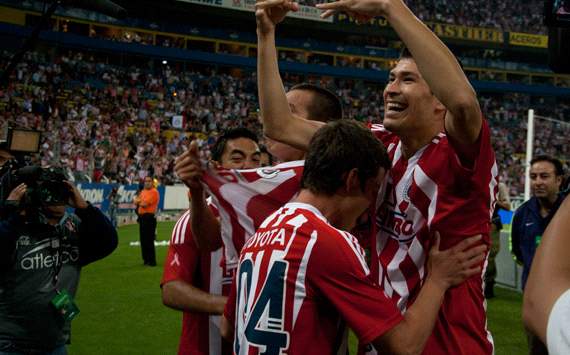 Chivas celebran gol vs Atlas
