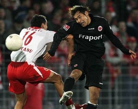 Bundesliga: Takahara von Eintracht Frankfurt besorgte die Entscheidung bei Energie Cottbus, hier mit Munteanu (AFP)