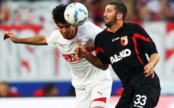 Serdar Tasci ist vor Sascha Mölders am Ball