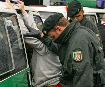 Schmuck: Polizei Kontrolle Randale Hooligans Hools (AFP)