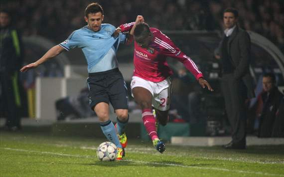 Michel Bastos wurmt zich langs Miralem Sulejmani (Olympique Lyon - Ajax)