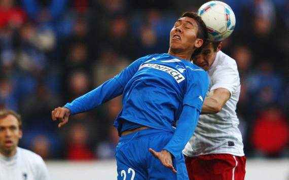 Hoffenheims Roberto Firmino im Kopfballduell