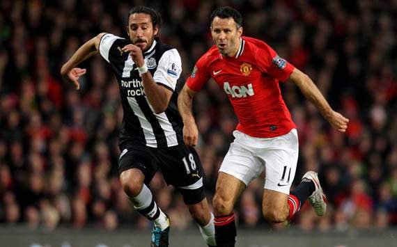 EPL - Manchester United vs Newcastle United,Jonas Gutierrez and Ryan Giggs 