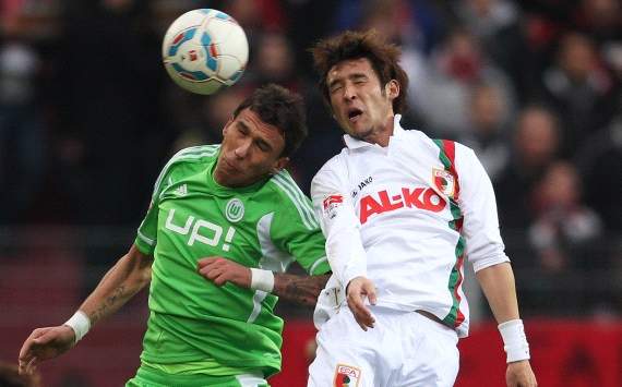 Mandzukic und Hosogai im Kopfballduell