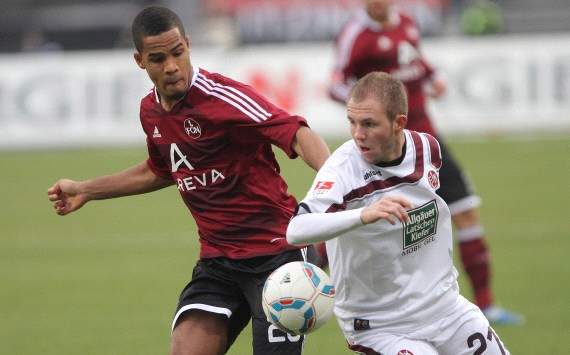Nürnbergs Didavi will Lauterns de Wit den Ball abnehmen