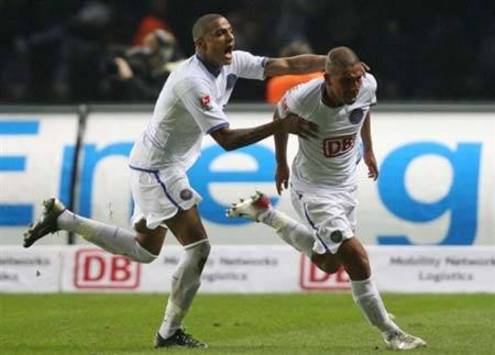 Bundesliga: Dejagah und Boateng bejubeln den 2:1-Sieg von Hertha BSC Berlin gegen Alemannia Aachen (AFP)