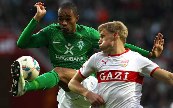 Naldo ist vor Pavel Pogrebnyak am Ball