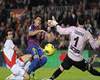 Barça faz quatro e segue na cola do Real