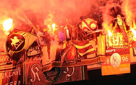 Hannover Fans zündeln in Lüttich