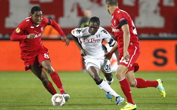 Dickson Etuhu zit klem tussen Leroy Fer en Nacer Chadli