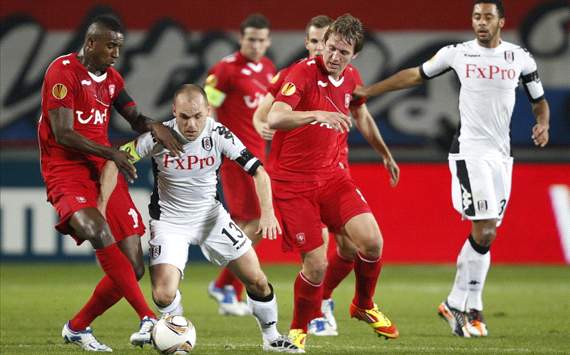 Andrew Johnson omringd door Twente-spelers (FC Twente - Fulham)