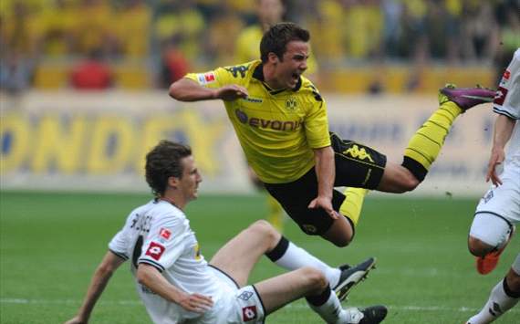 Gladbach vs Dortmund, Mario Götze takes off
